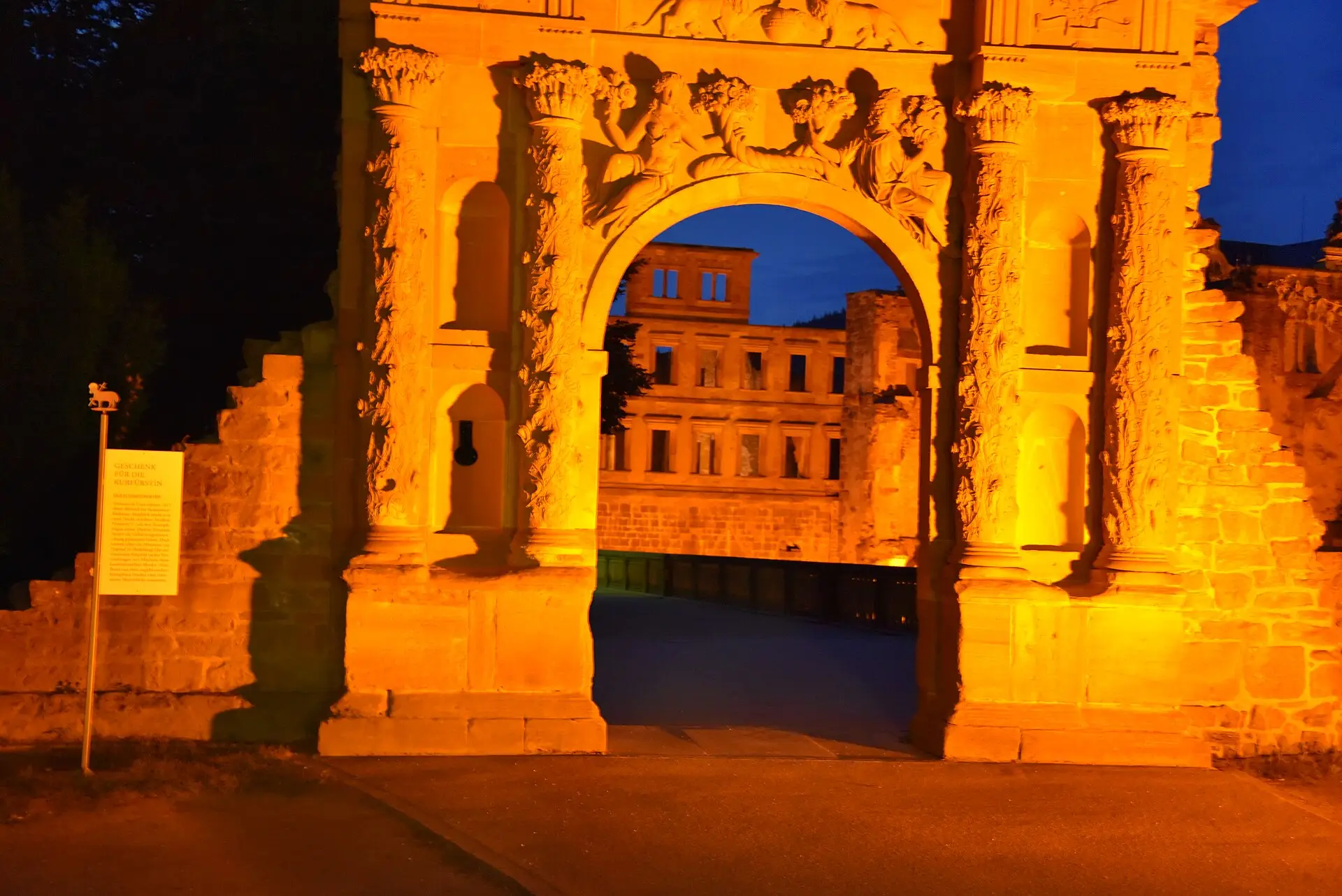 Elisabethentor im Heidelberger Schloss im orangen Abendlicht