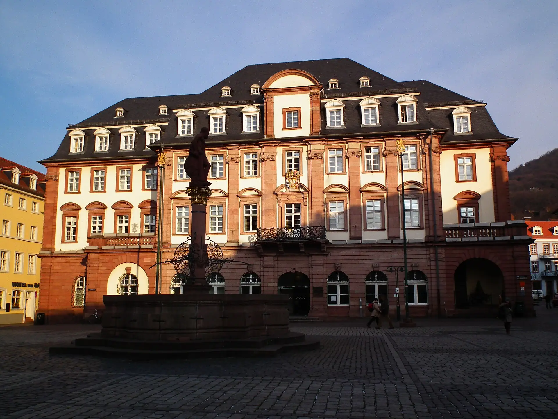 Herkulesbrunnen vor dem Rathaus auf dem Marktplatz, Treffpunkt der Nachtwächterführung