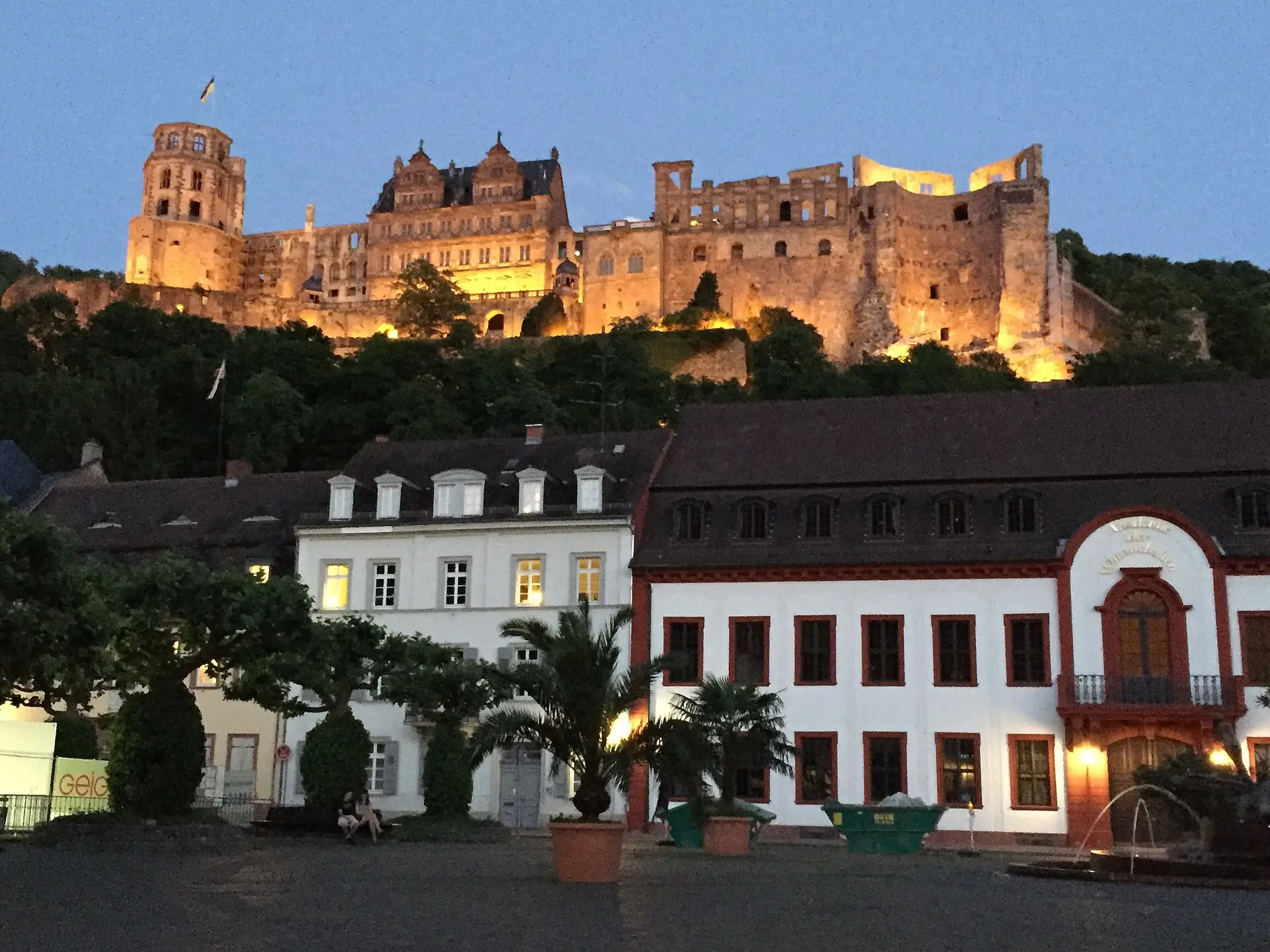 Heidelberger Schloss über dem Karlsplatz im Abendlicht