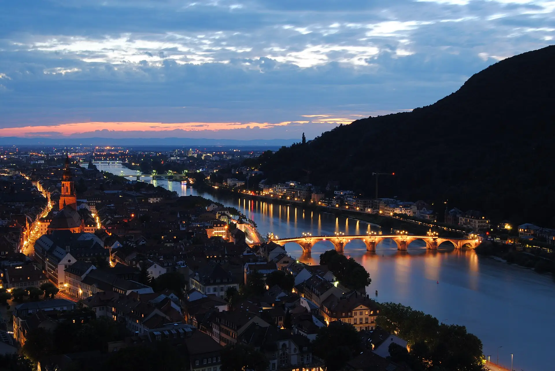 Blick vom Schloss auf die nächtliche Altstadt, den Neckar und die Alte Brücke in der Dämmerung
