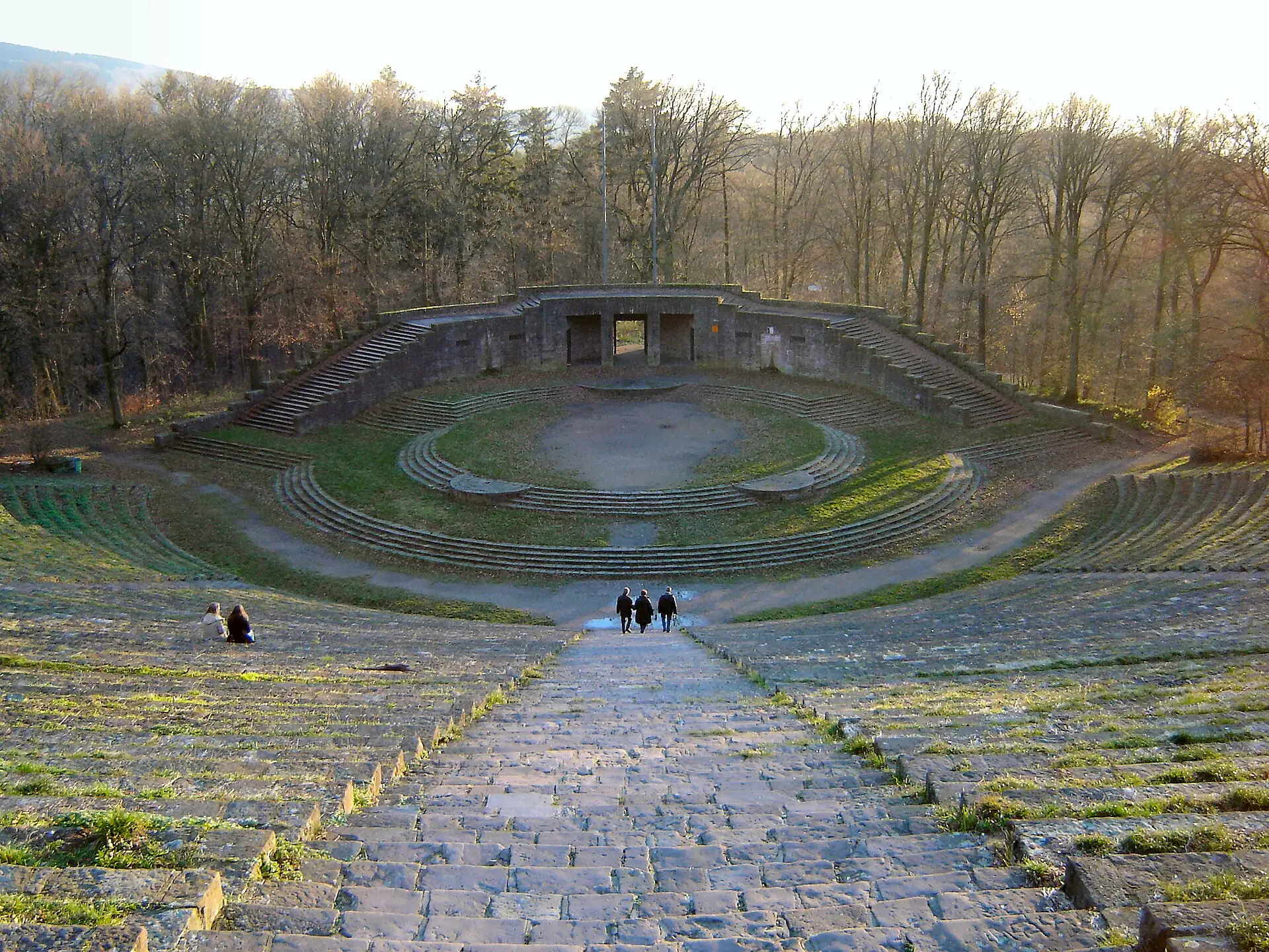 Thingstätte auf dem Heiligenberg, steinernes Rund im Wald